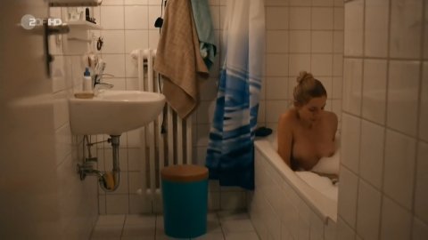 Annika Blendl - Full Frontal in Kommissarin Heller s01e02 (2014)